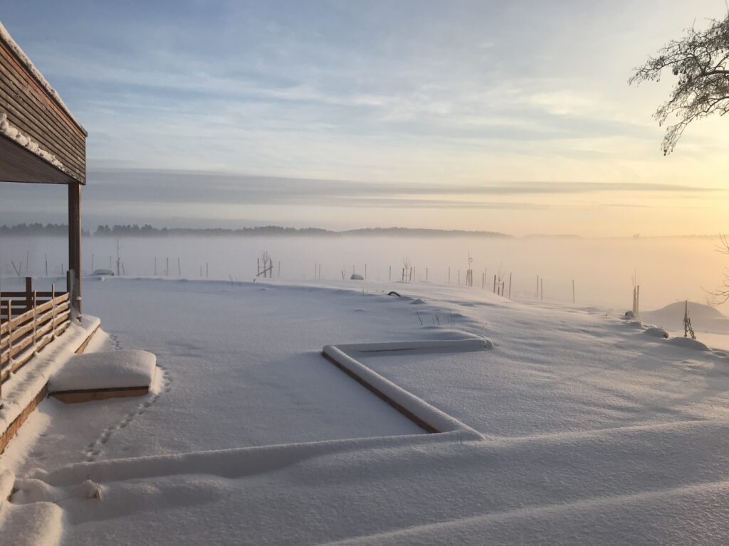 Schwimmteich komplett zugeschneit, Schwimmteich unter einer dicken Schneedecke im Winter