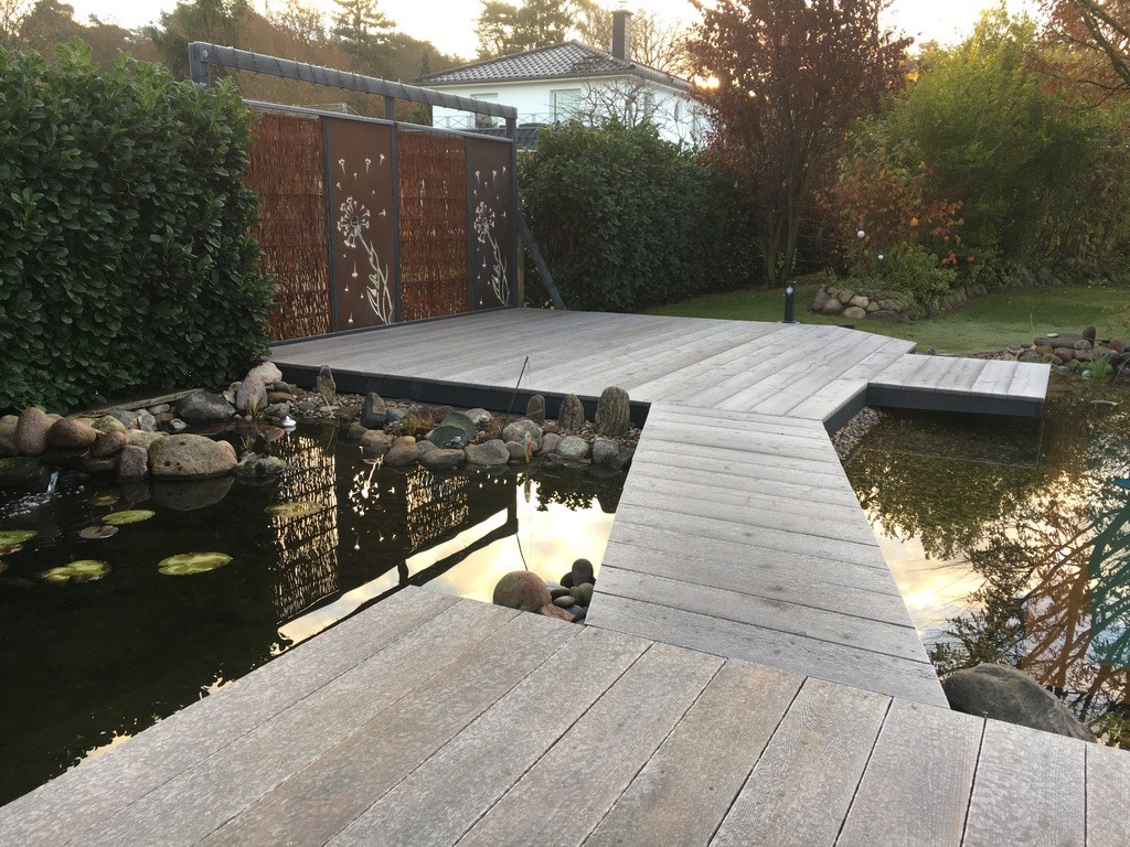 2 Terrassen verbunden mit einem Steg über die Filterzone hinweg - Terrassen am Schwimmteich