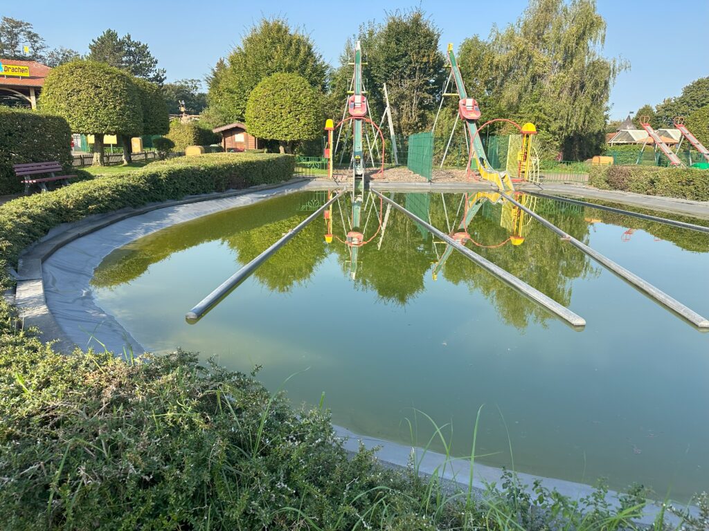 Springboote vorderansicht. Wasserpaß im Potts Park