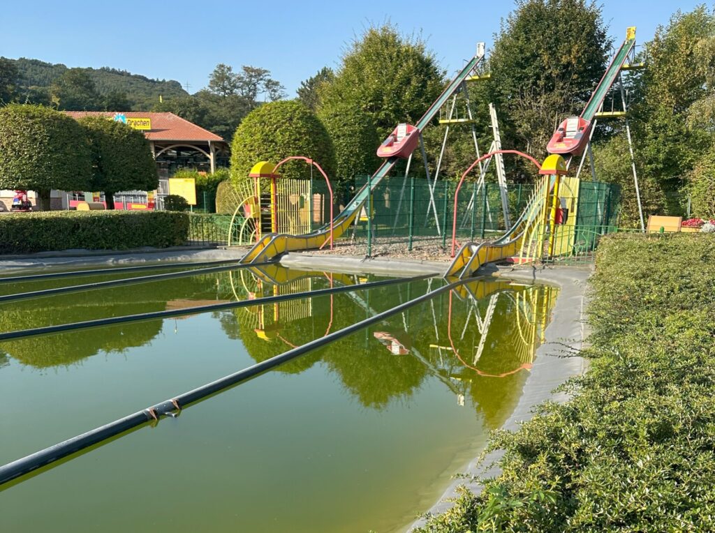 Springboote Seitenansicht. Wasserpaß im Potts Park