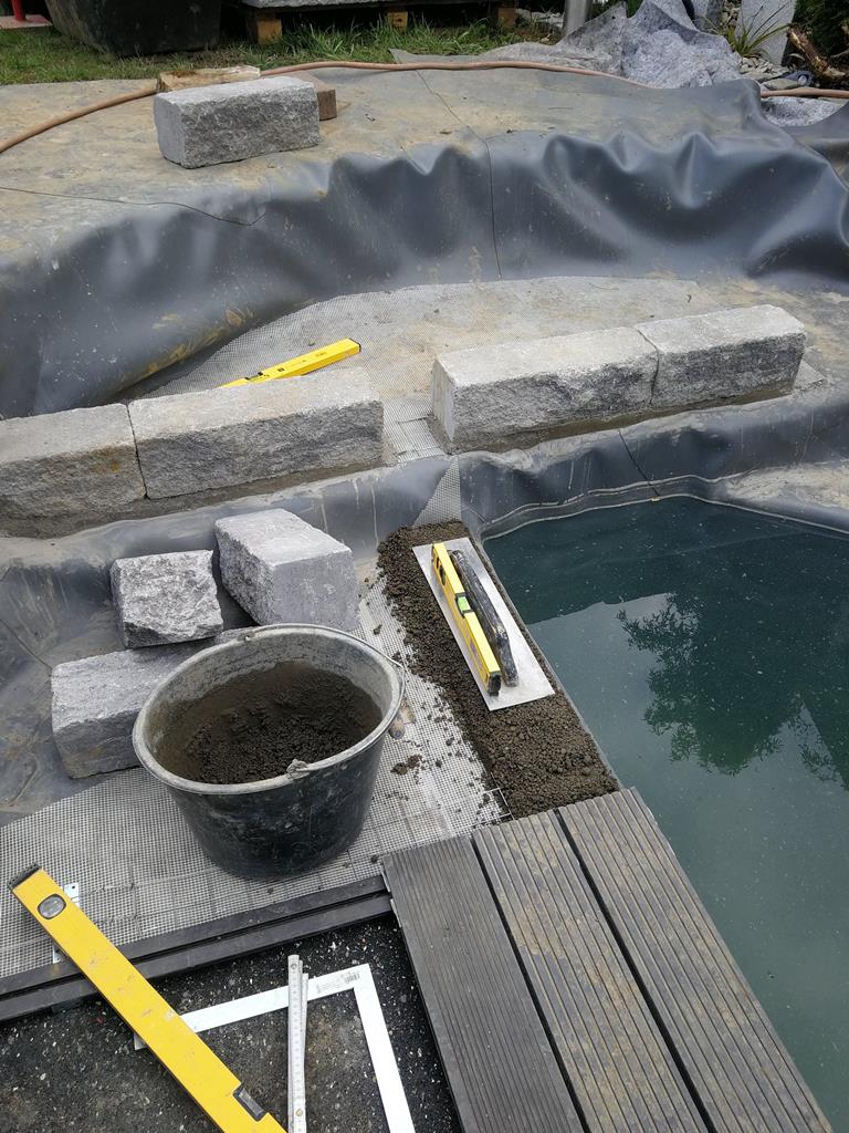 Stein und Mauerarbeiten im Schwimmteich