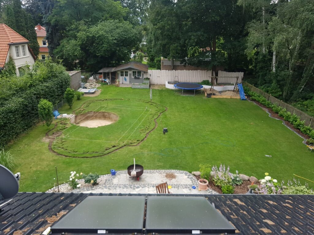 Die Ränder des abgesteckten Schwimmteichs wurden abgestochen. In der Mitte ist das alte Loch eines Aufstellpools zu sehen