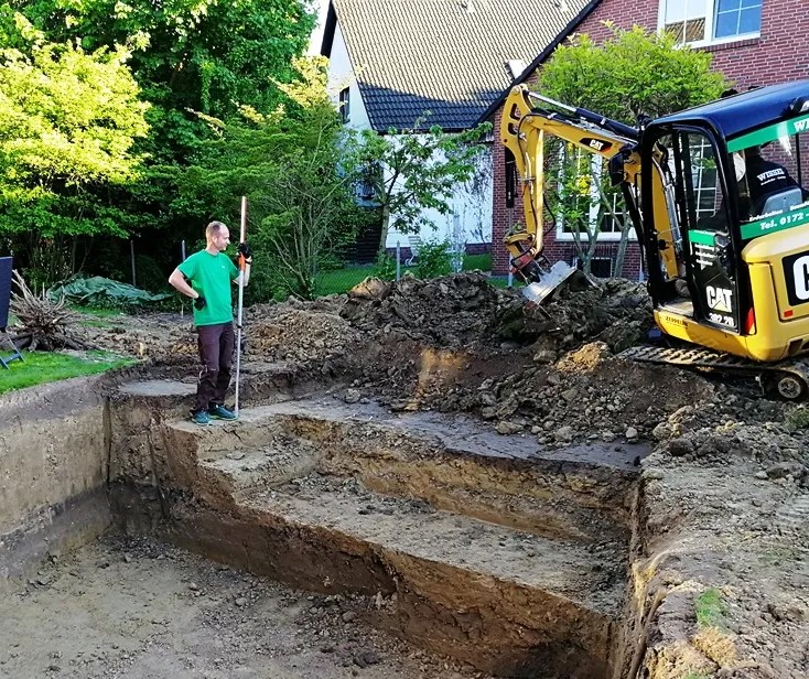 Schwimmteich Baustelle in Bad Nenndorf. Baggerarbeiten - präzise durchgeführt mit Hilfe von den Profis von Mielke's Naturbadeteich